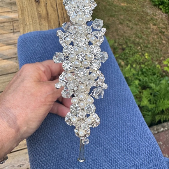 Elegant Silver and Pearl Hair Accessory main image 7
